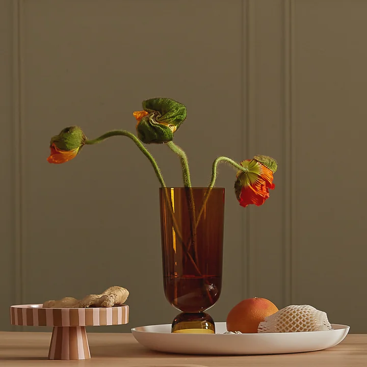Décoration de table avec plateau, coupes et vase