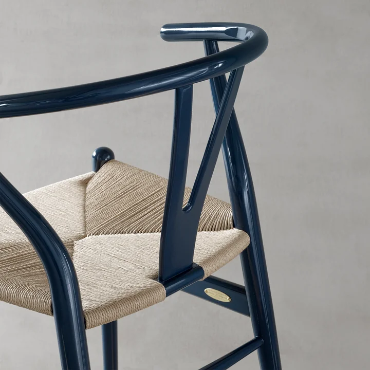 CH24 Wishbone Chair de Carl Hansen en hêtre Glossy Navy Blue / tressage naturel (Limited Birthday Edition)