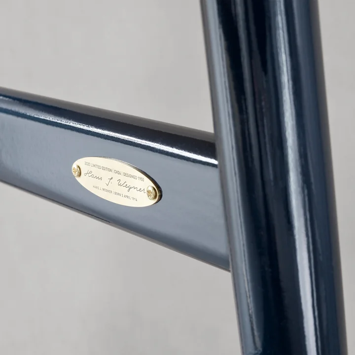 CH24 Wishbone Chair de Carl Hansen en hêtre Glossy Navy Blue / tressage naturel (Limited Birthday Edition)