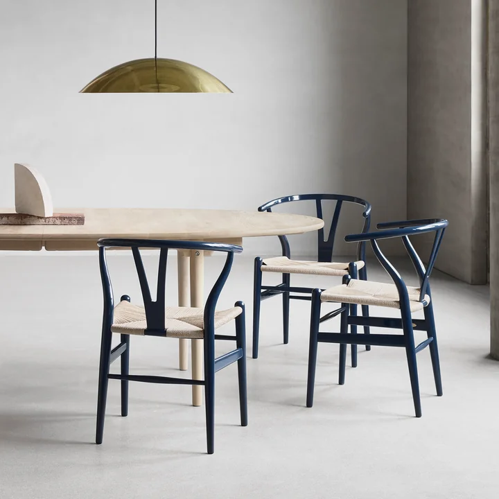 CH24 Wishbone Chair de Carl Hansen en hêtre Glossy Navy Blue / tressage naturel (Limited Birthday Edition)