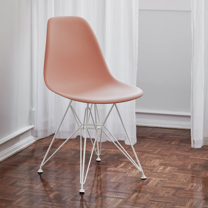 Eames Plastic Side Chair DSR de Vitra couleur blanche / rose tendre (patins en feutre blanc)