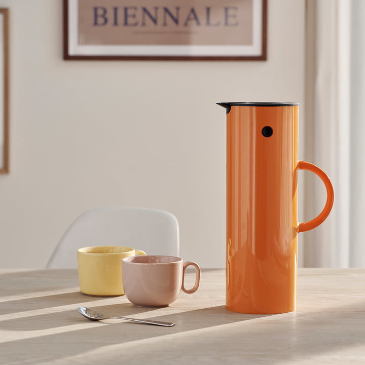 Verseuse isolante EM 77 de Stelton dans safran avec les tasses Mix'n'Match