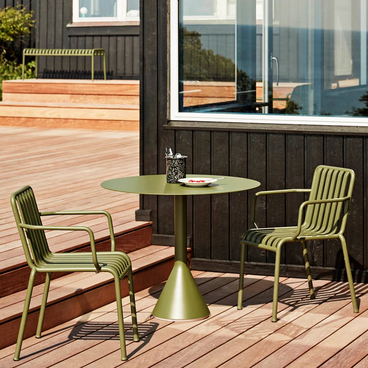 Palissade Chaise avec accoudoirs et Palissade Cone table de HAY en olive