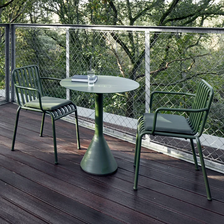 Palissade Chaise avec accoudoirs, Palissade Cone table de bistrot et Palissade Seat Cushion pour chaise et chaise avec accoudoirs de HAY