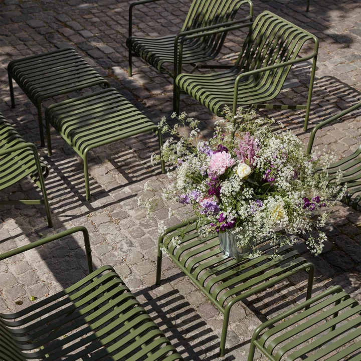 Palissade Ottoman et Palissade Lounge Chair Low de HAY à olive