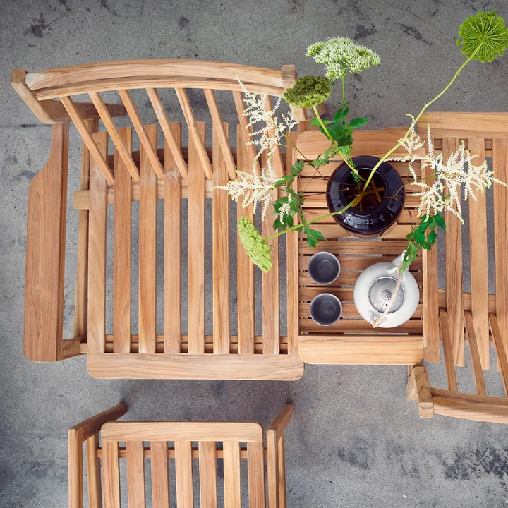 M6 Chaise longue de jardin et plateau M9 de FDB Møbler