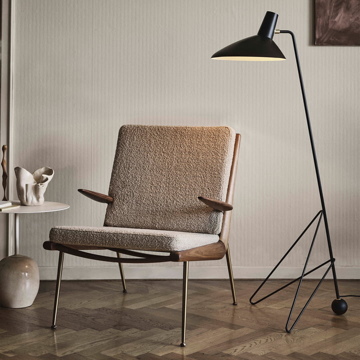 Boomerang HM2 Loungechair et le lampadaire Tripod HM8 de & Tradition