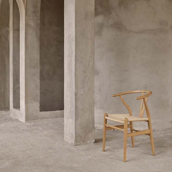 Le CH24 Wishbone Chair de Carl Hansen avec des formes épurées et des couleurs naturelles
