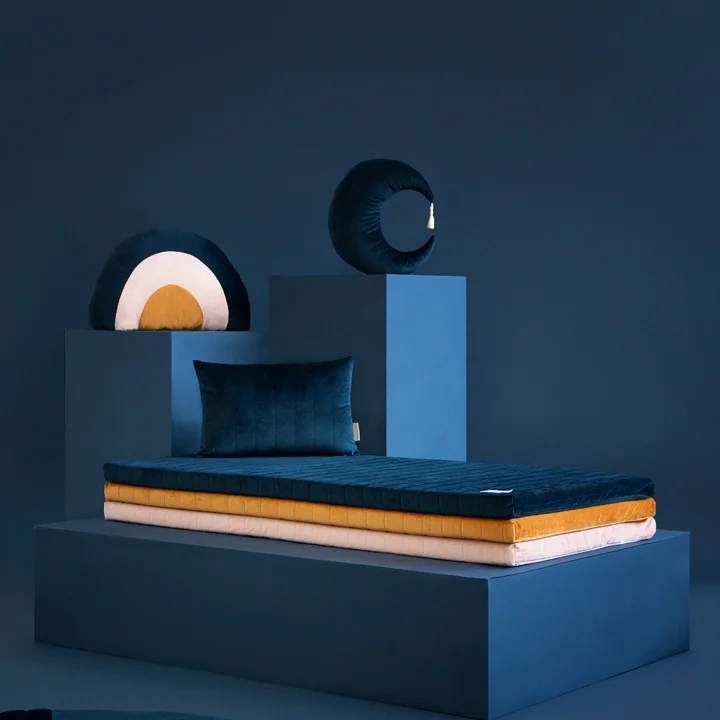 Matelas de Zanzibar, oreiller en velours arc-en-ciel et Nobodinoz - oreiller en velours Pierrot Moon par Nobodinoz