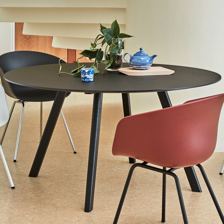 La table Copenhague CPH25 de Hay avec un diamètre de 140 cm en noir