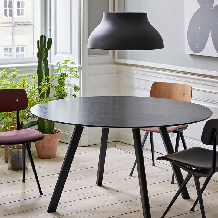 La table Copenhague CPH25 de Hay avec un diamètre de 140 cm en noir