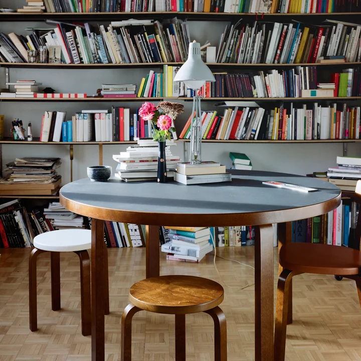 Tabouret E60 d&#39; Artek teinté noyer