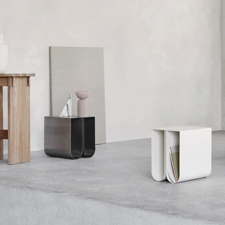 Table d'appoint Curved par Kristina Dam Studio en beige et acier inoxydable