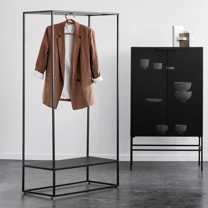 Armoire Grid par Kristina Dam Studio en noir