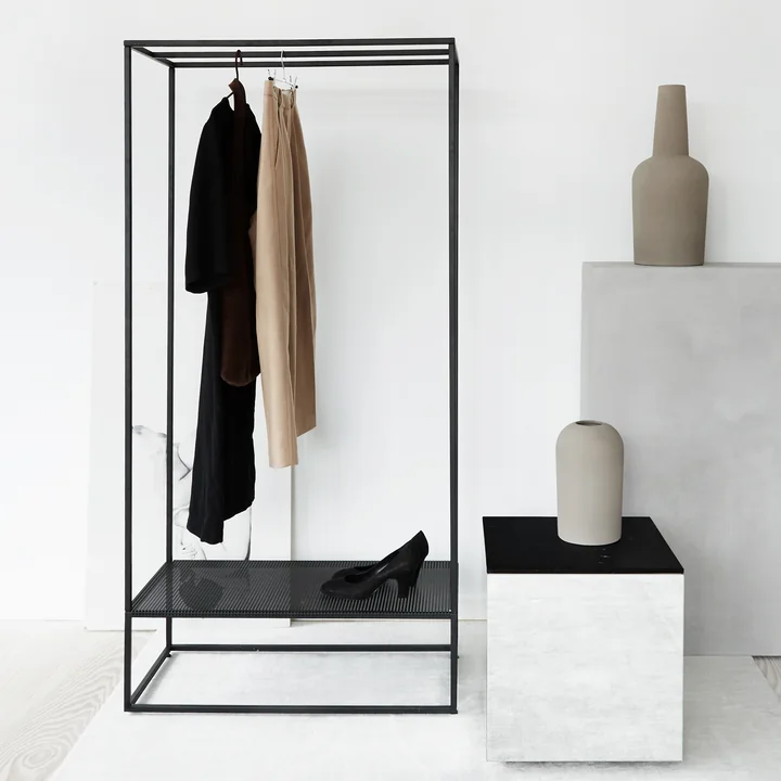 Armoire Grid par Kristina Dam Studio en noir