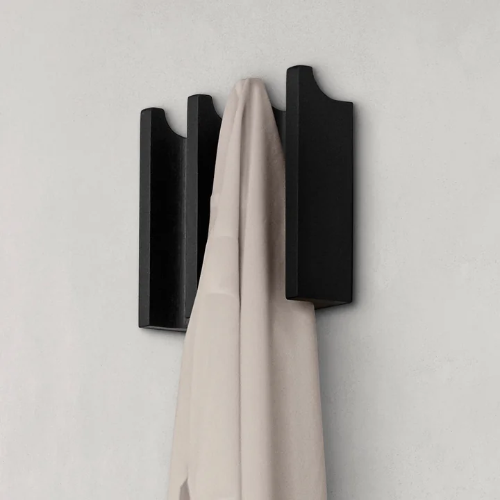 Column de Kristina Dam Studio en noir