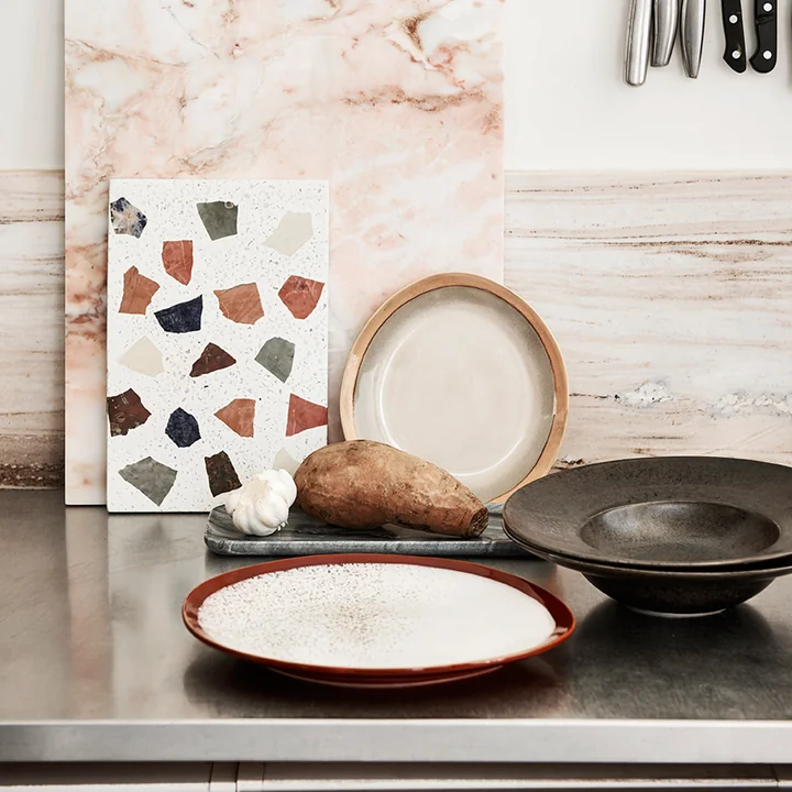 Plateau en marbre et vaisselle de HKliving