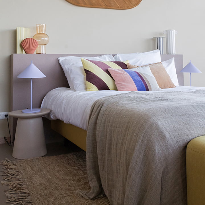 Lampe de table triangle et coussin Velvet Patch par HKliving