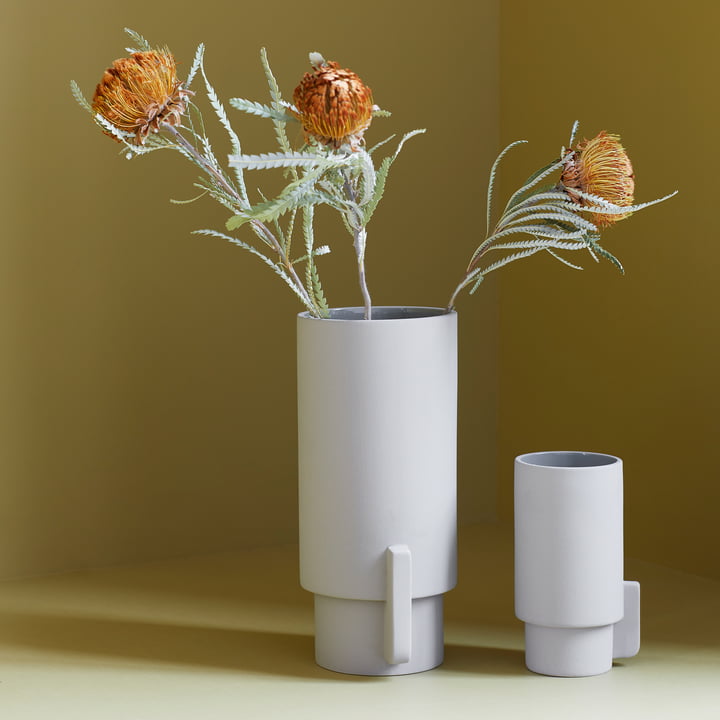 Vases Alcoa, gris clair par Form & Refine