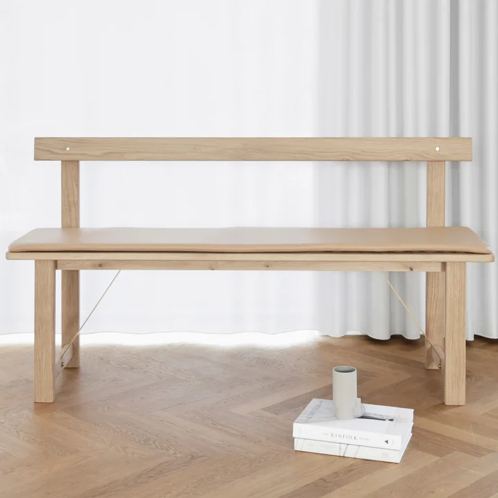 Position Banc 155, chêne blanc pigmenté avec coussin en cuir de Form & Refine