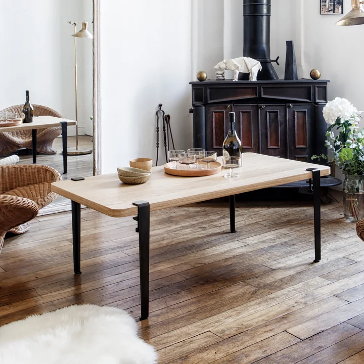 Le pied de table basse et de banc H 43 cm, noir graphite de TipToe à une grande table d'appoint dans le salon