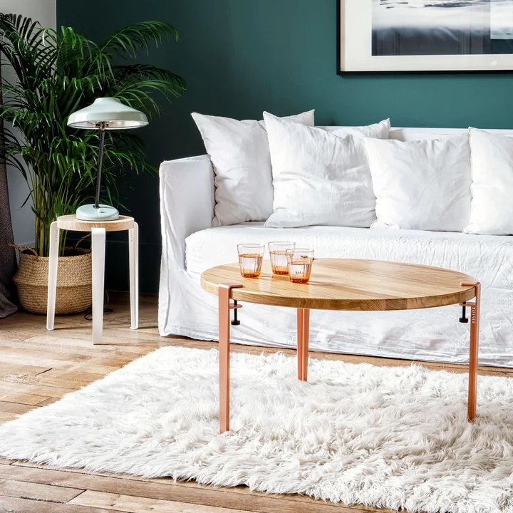 Le pied de table basse et de banc H 43 cm, rose corail de TipToe comme point central discret dans le salon