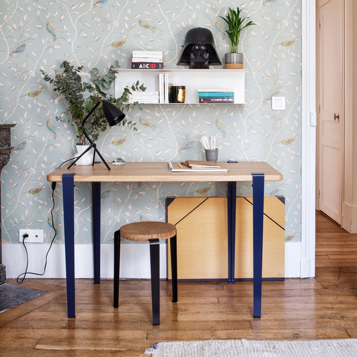 Le bureau NOMA, chêne, mineral blue de TipToe avec le tabouret LOU dans un bureau créatif