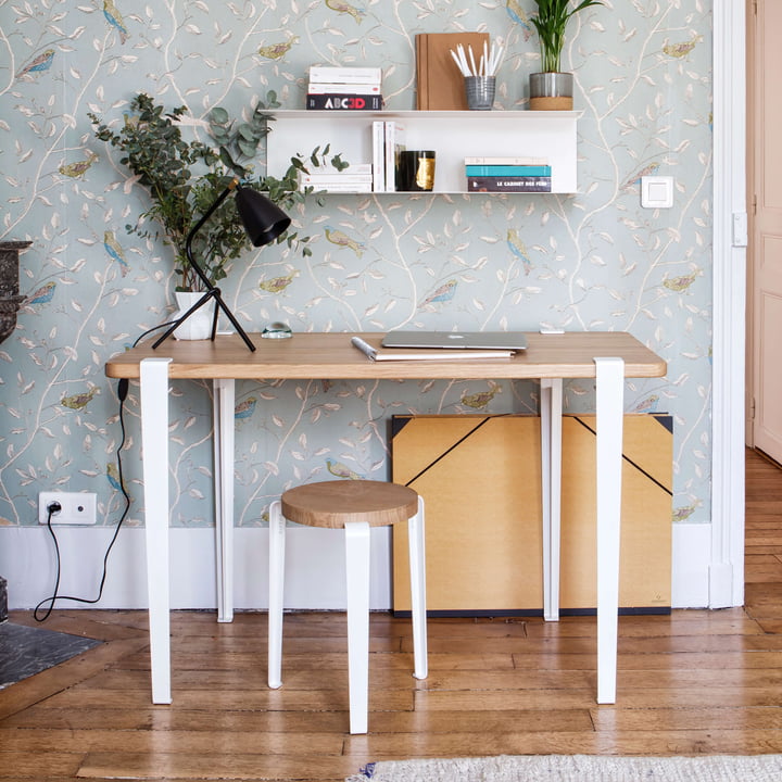 Le bureau NOMA, chêne, blanc nuageux de TipToe comme accent moderne dans un espace de travail joyeux