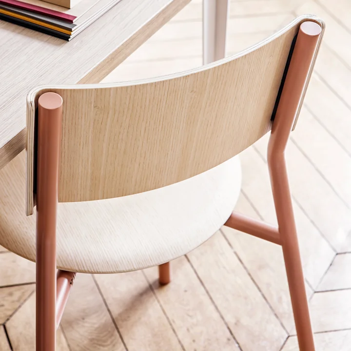 La chaise SSD, chêne, rose de TipToe est à la fois légère et de haute qualité