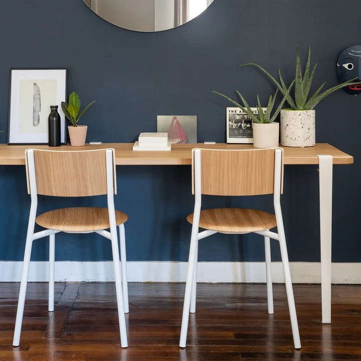 La chaise SSD, chêne, blanc nuage de TipToe contraste avec les papiers peints sombres dans le salon