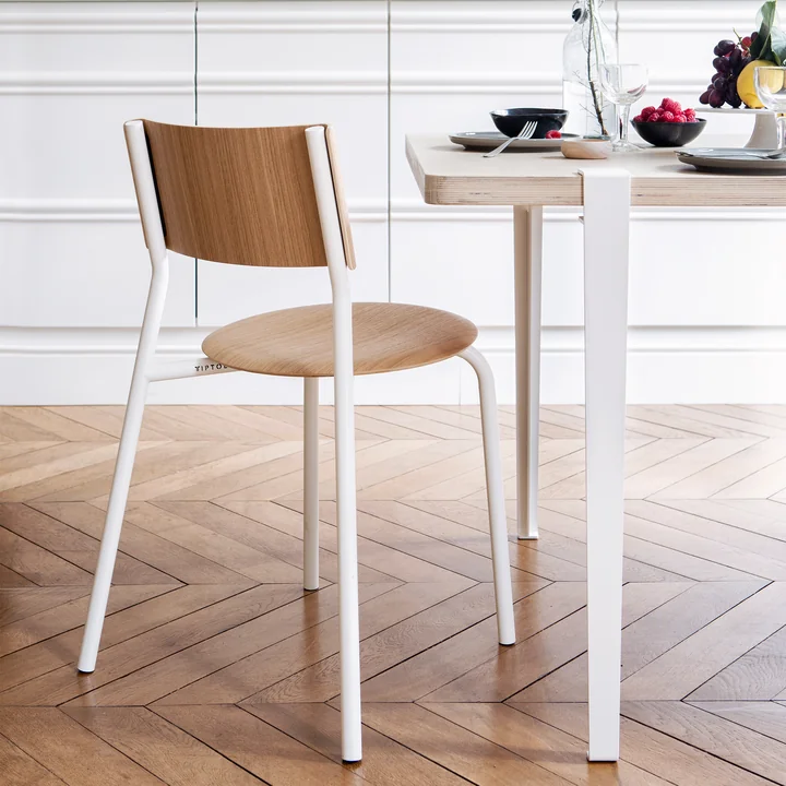 La chaise SSD, chêne, blanc nuage de TipToe avec un contraste bois et blanc dans la salle à manger