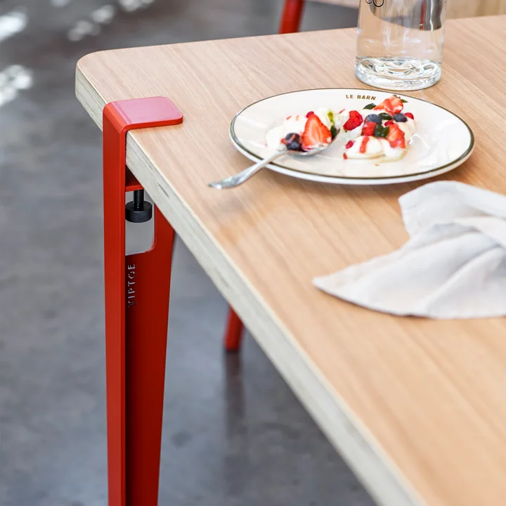 La table et le pied de bureau, rouge tomate de TipToe à une table de la salle à manger