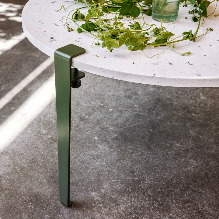 La table basse Venezia, romarin de TipToe avec des plantes vertes assorties aux pieds de table verts