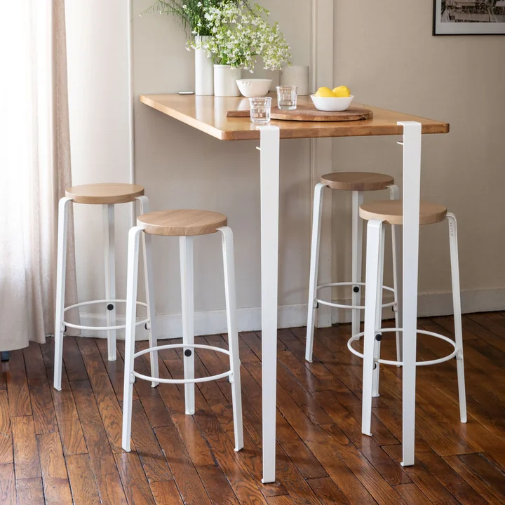 Le pied de table de bar H 110 cm, blanc nuageux de TipToe en combinaison avec des tabourets de bar dans le même style