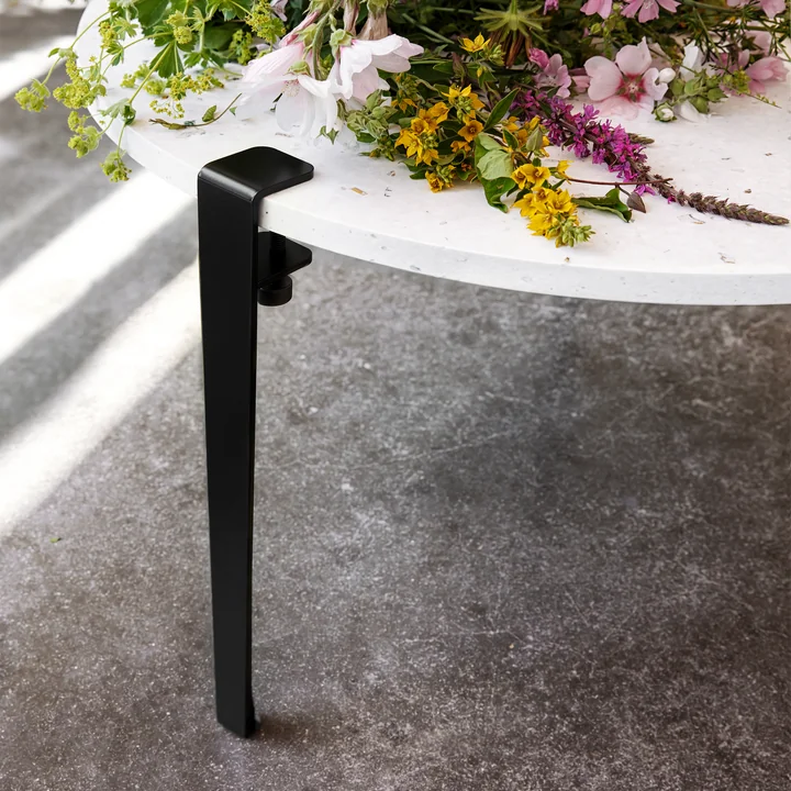 La table basse Venezia de TipToe décorée de fleurs