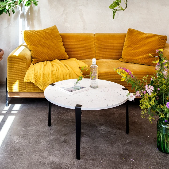 La table basse Venezia de TipToe comme accent élégant dans un salon coloré