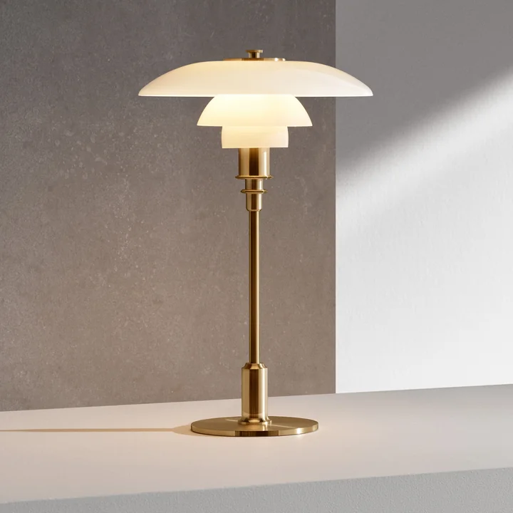 La lampe de table PH, laiton de Louis Poulsen est élégante et classique.
