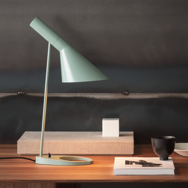 La lampe de table AJ de Louis Poulsen sur un bureau