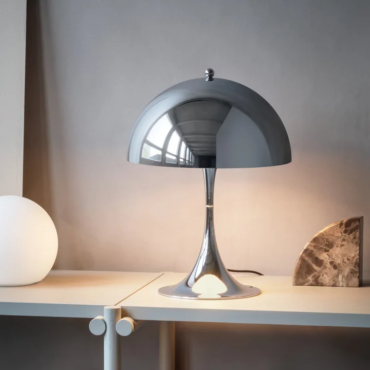 La Panthella, chromée brillante de Louis Poulsen comme luminaire décoratif sur le sideboard