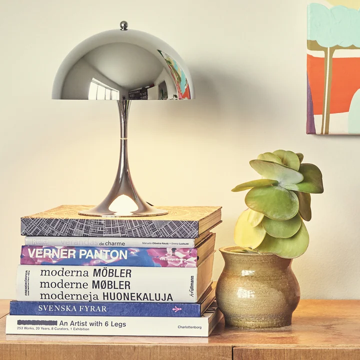 Le Panthella chromé brillant de Louis Poulsen comme objet de décoration sur Coffee Table Books
