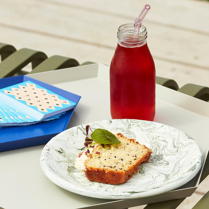 Une pause limonade stylée avec de la vaisselle en verre de Hay