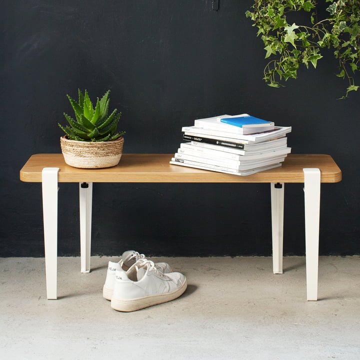 Le banc DUKE chêne, blanc nuage de TipToe comme étagère dans le couloir