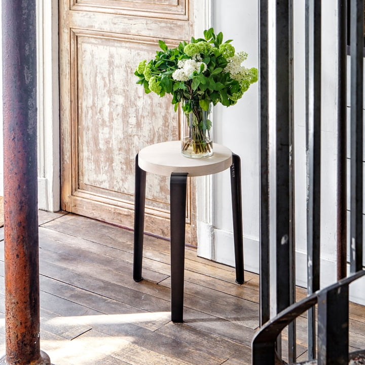 Le tabouret LOU Chêne naturel, noir graphite de TipToe comme tablette dans l'entrée