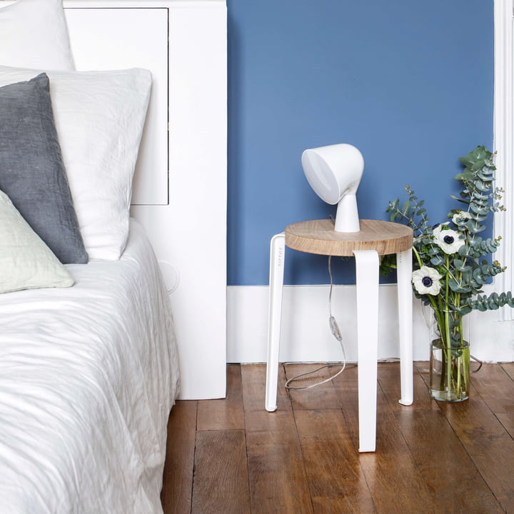 Le tabouret LOU chêne naturel, blanc nuageux de TipToe comme table de chevet dans la chambre à coucher