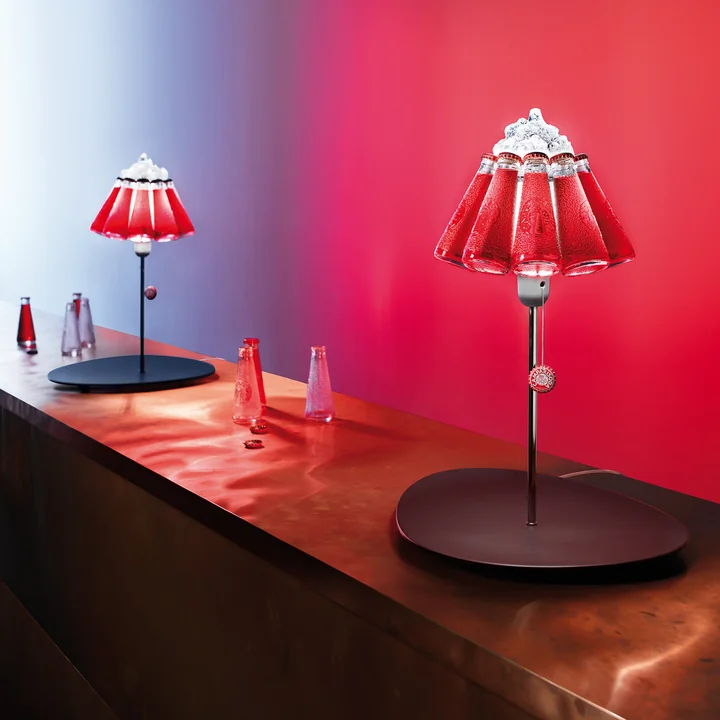 La lampe de table Campari Bar, rouge (EU) par Ingo Maurer sur un comptoir de bar