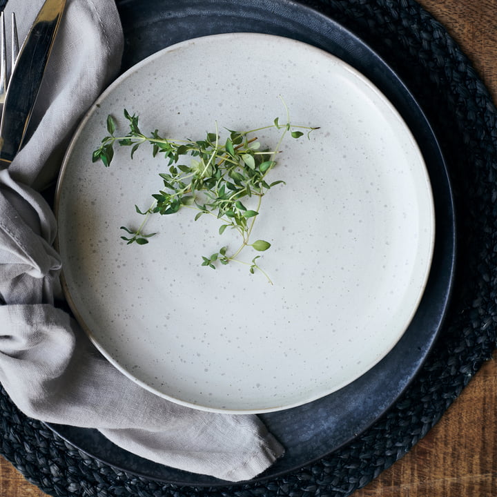 L'assiette Pion, Ø 21,5 cm, gris / blanc sur la table à manger