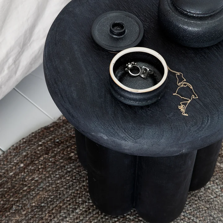 La table d' Phant, Ø 38 x H 43 cm, noire par House Doctor comme table de chevet dans la chambre