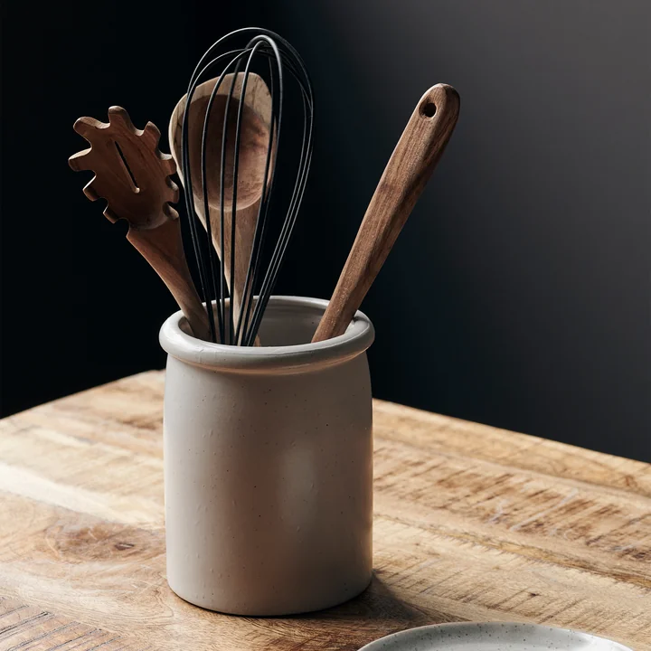 Porte-ustensiles Pion, gris / blanc rempli d'ustensiles de cuisine