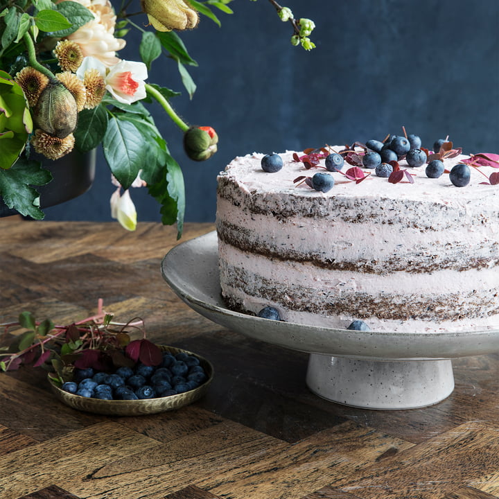 L'assiette à gâteau Rustic Ø 32 cm, gris-bleu de House Doctor sur la table à manger décorée