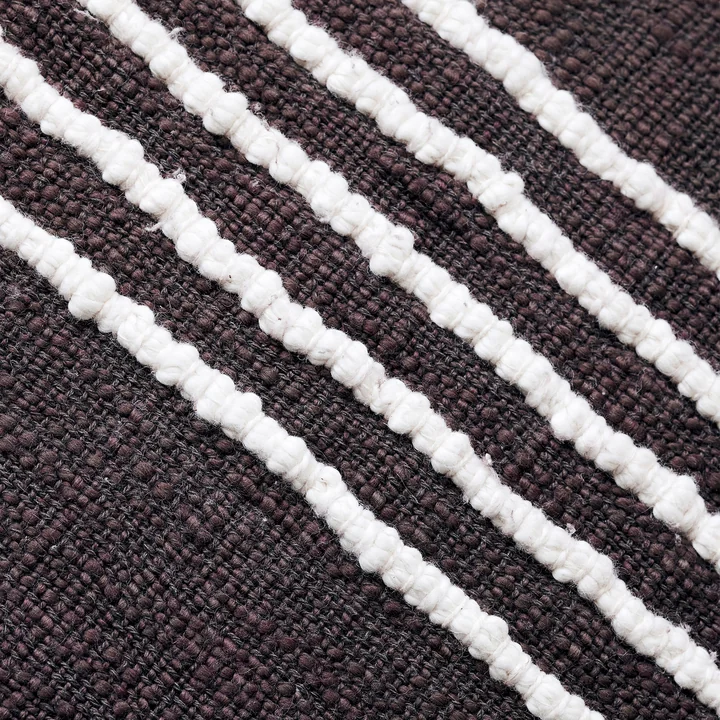 La taie d'oreiller Yarn, marron de House Doctor a un motif rayé par endroits